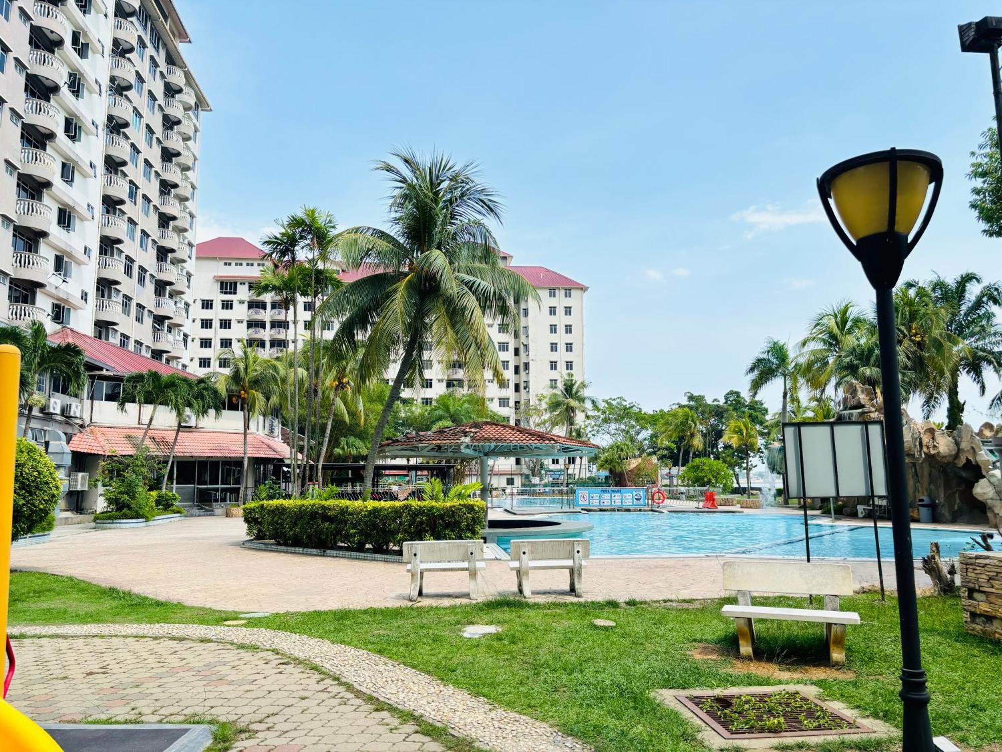 Glory Beach Resort Own Port Dickson Bagian luar foto